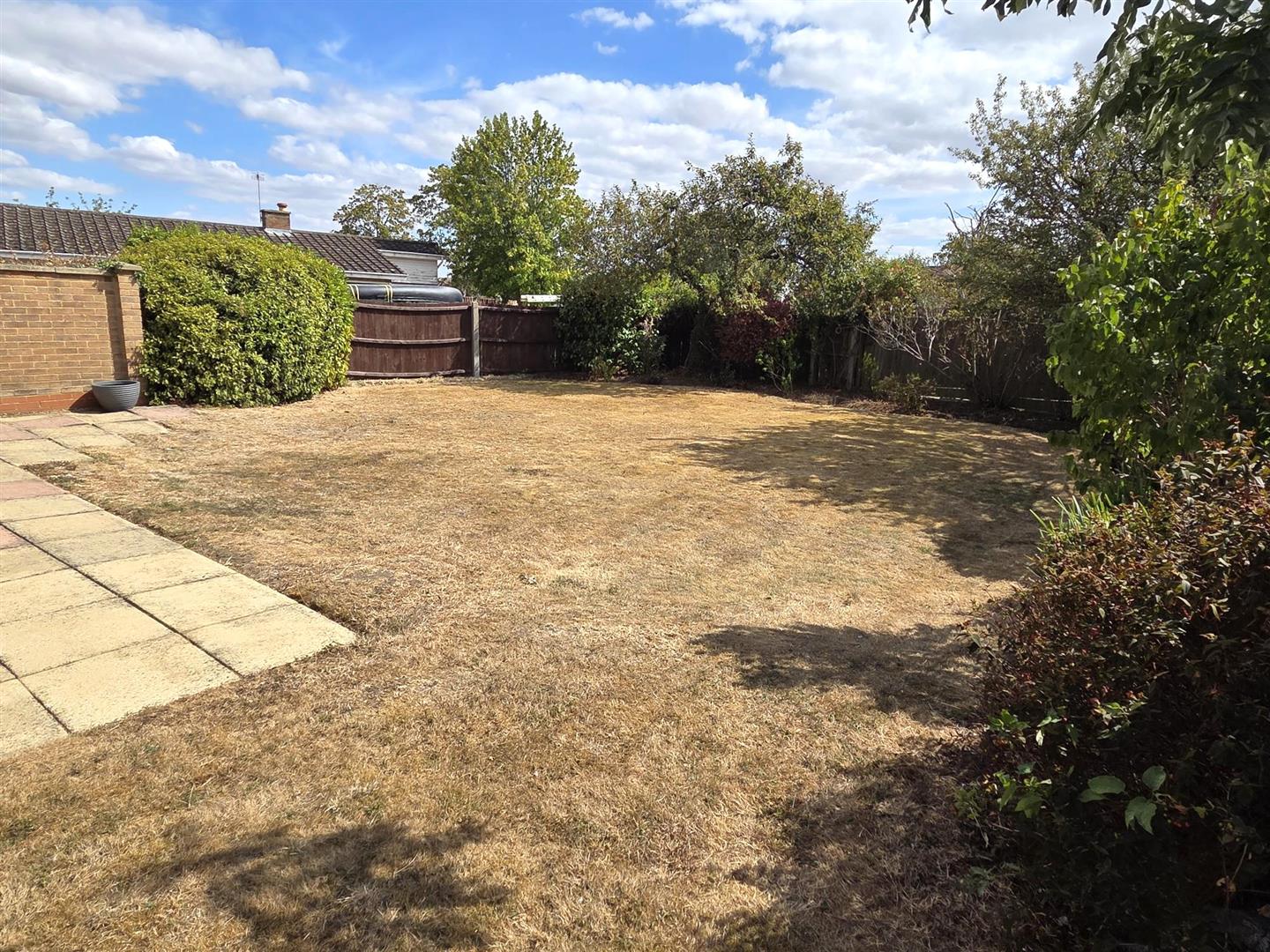 3 bed property in Home Close, Bedford